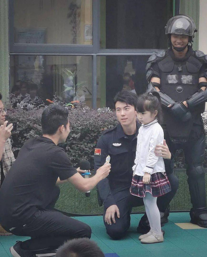 丽水这个最帅特警给全国学生上课了!_沈晨