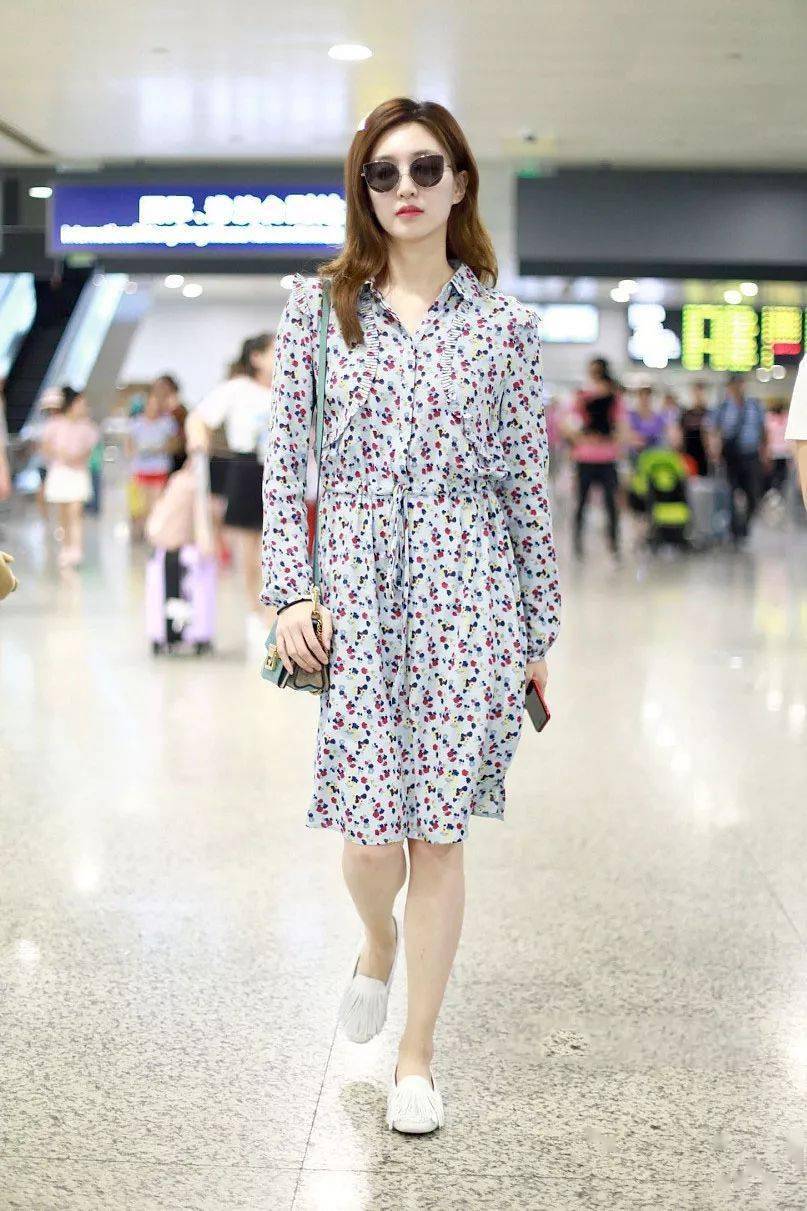 裙子运动鞋像刘雯这样时髦的女生都爱穿