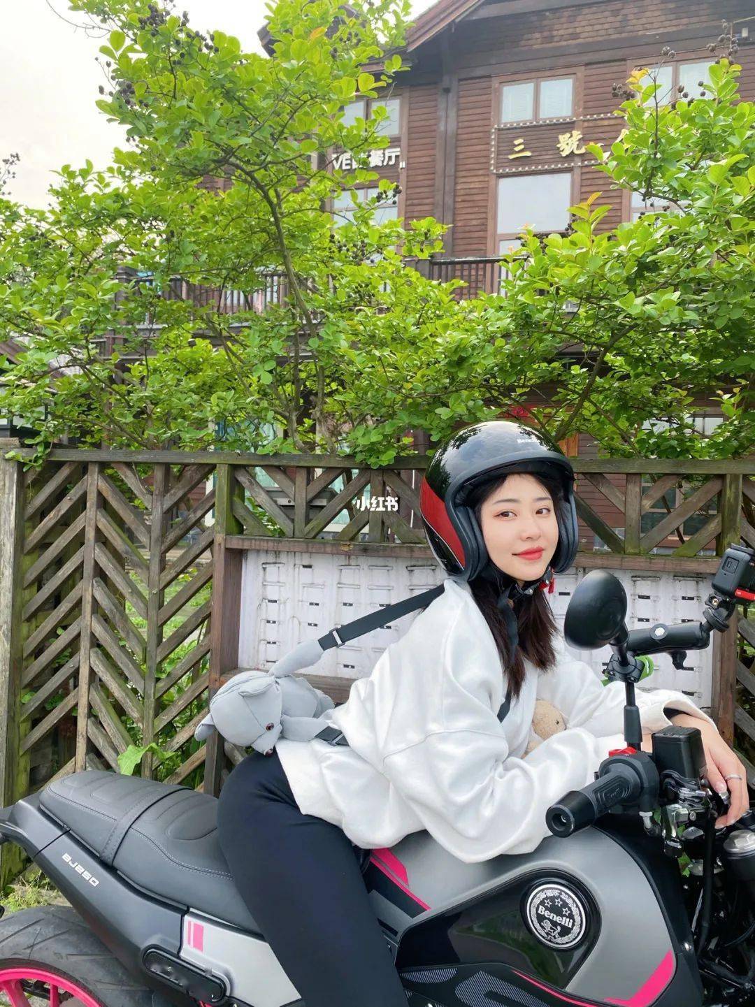 新手小白:幼狮250女王粉真的是颜值超高,又炒鸡适合小个子女生骑的高