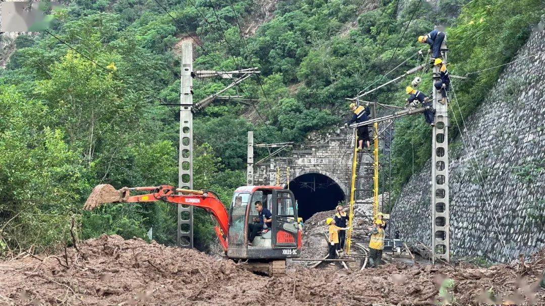 侯月太焦鐵路因強降雨中斷集團公司幹部職工全力搶通