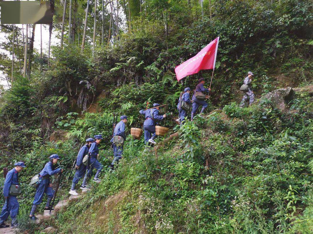 这一路,大家都深深体验到红军艰苦奋斗的革命精神- 学编红军草鞋