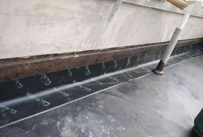 材料剪裁完成效果14-水落口防水层及附加层伸入水落口杯内不应小于50