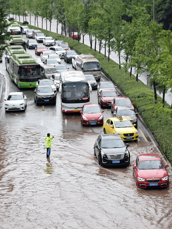 暴雨袭击重庆14区县!请收好这份暴雨天行车攻略