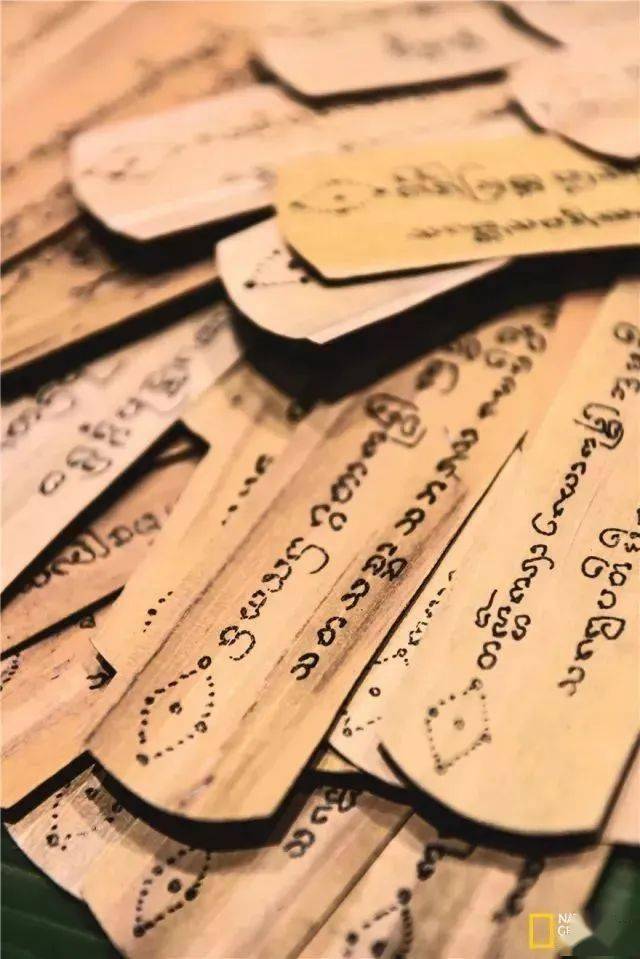 卷帙浩繁的贝叶经除了大量记载傣族全民信仰的南传上座部佛教的经文