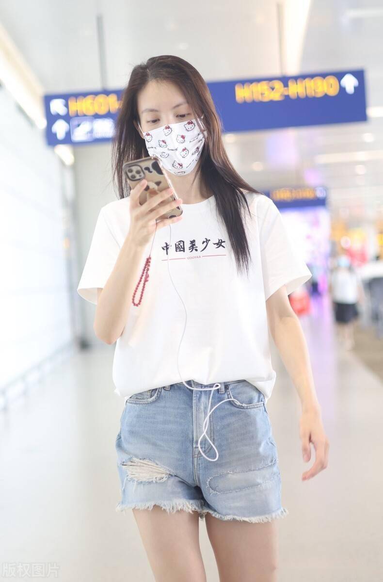 街拍金晨白tee牛仔短裤帆布鞋简单清纯