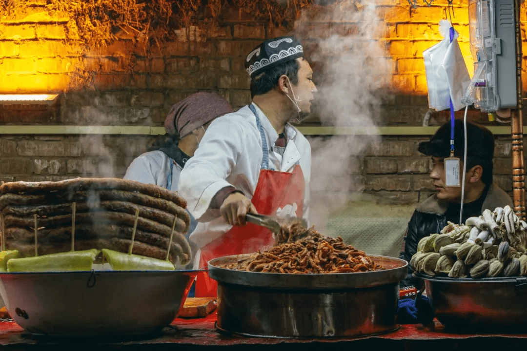 饢坑烤肉,鴿子湯,塔吉克巧克力,犛牛肉火鍋,阿合那仁……每一種喀什