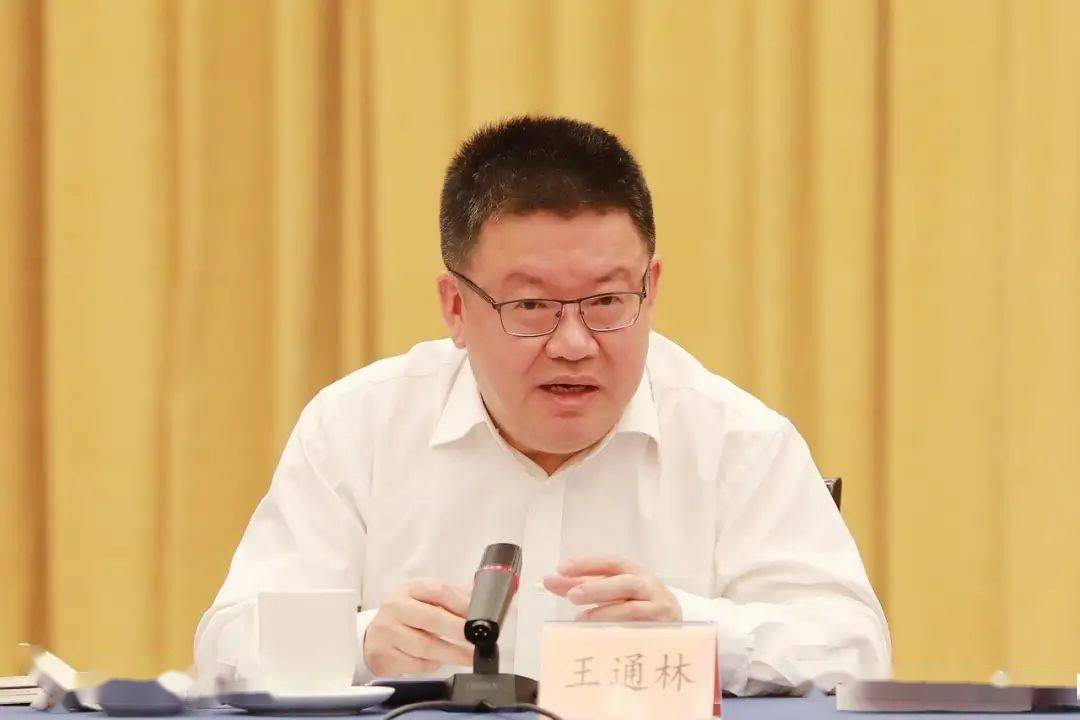 王通林在会上作介绍王通林表示,围绕上述定位目标,前期,我们按照"小