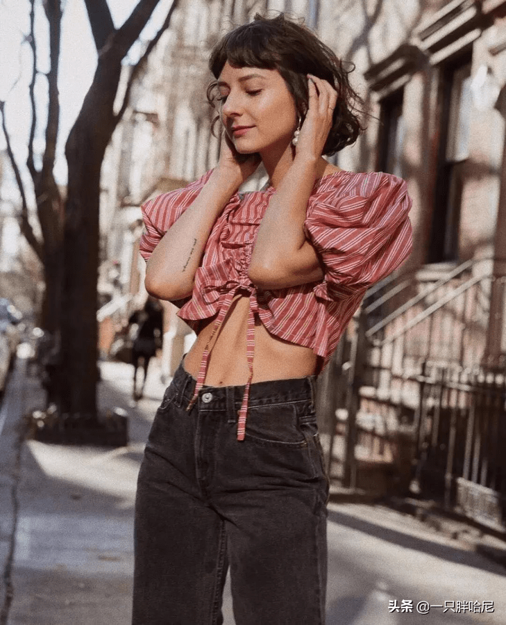 今夏流行短款上衣学会这3个穿搭法则150也能穿成170