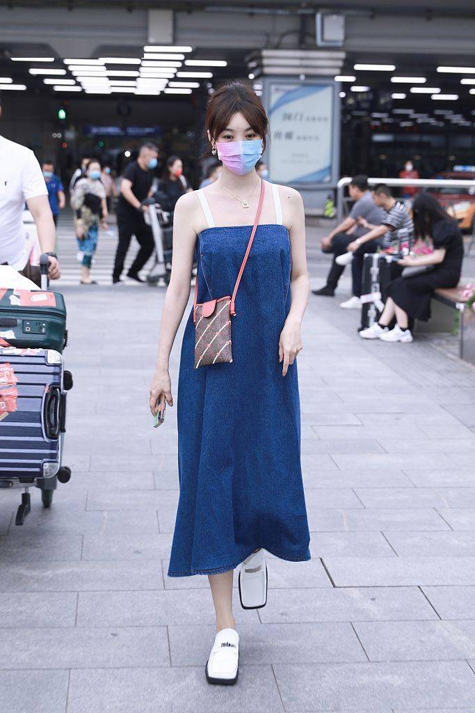 方头|李菲儿戴梦幻口罩笑容明媚 穿吊带长裙露香肩变甜酷少女