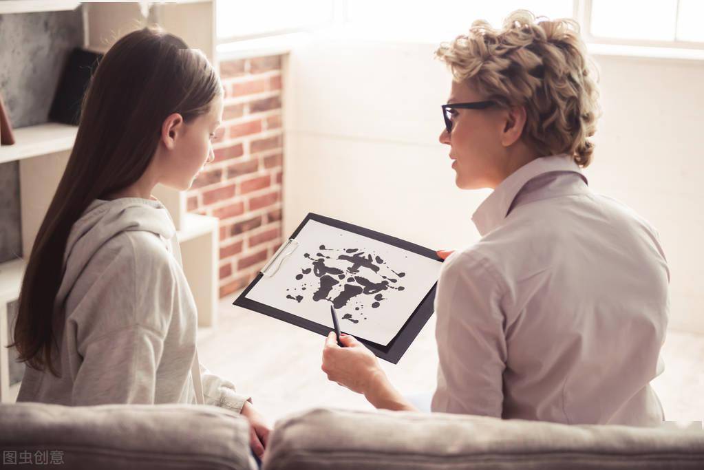 梦境中的遗忘,解析梦到一个陌生男子反复要求记住名字的心理寓意 梦境中的遗忘,解析梦到一个陌生男子反复要求记住名字的心理寓意