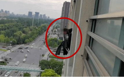 汉服男子挂在大厦12楼窗外,打110称要跳下去,警方跟他聊古装成功营救