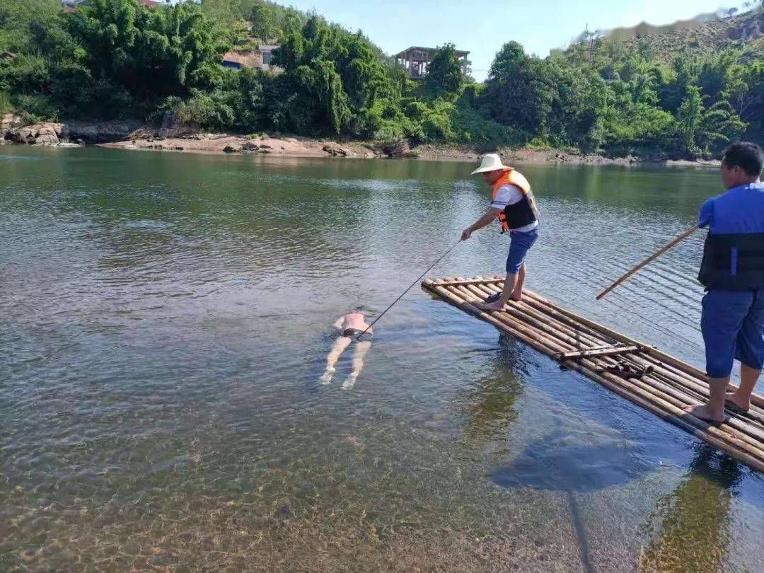 將溺水者鉤住,拉回岸邊……向死難者默哀……生命可貴,警鐘常鳴請時刻