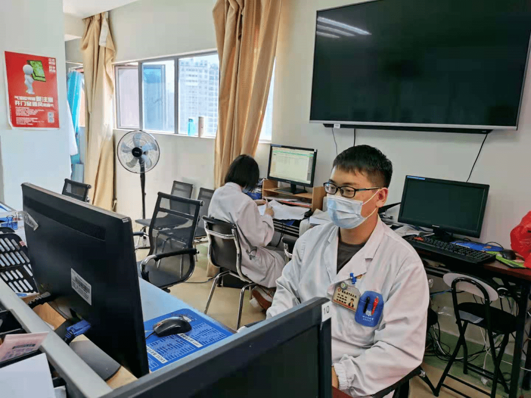 云南省中医医院风湿病中心殷世云 学医与对抗痛风一样 都是场 持久战 治疗