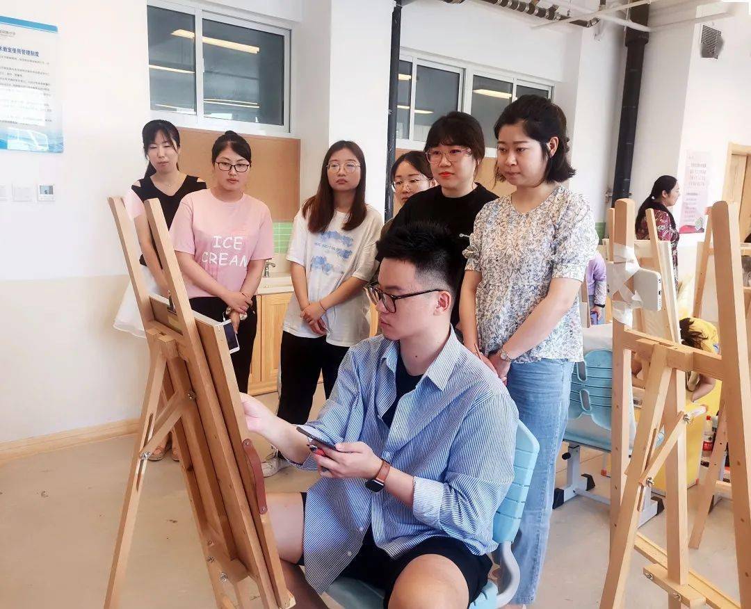 以心问画美美与共市南区中小学美术学科开展青年教师专业技能培训