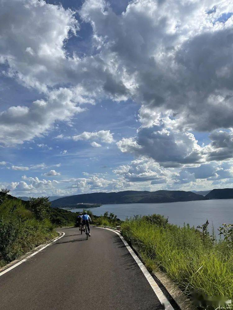 黄昏时刻更是美得眩目,晚霞绚丽,金色的夕阳把波光染亮,一片金色的海!