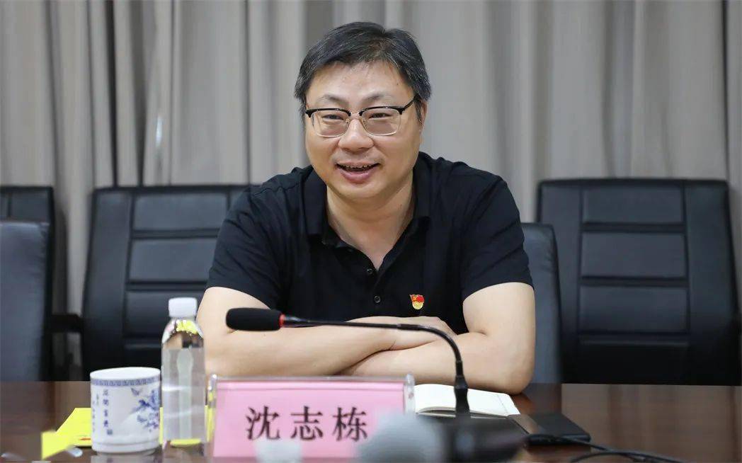 沈志栋区长认真倾听居民的意见和建议,对于居民反映的问题耐心倾听,一