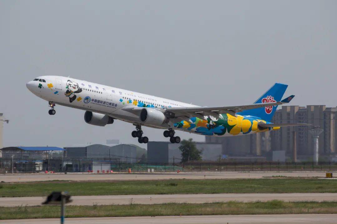 b-603p成都航空运营的中国商飞arj21-700,采用了新时代中国梦的彩绘