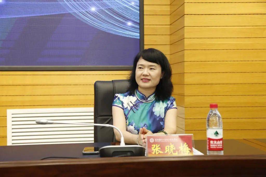 研究院院长张晓梅教授和湖南现代物流职业技术学院副校长陈建华教授