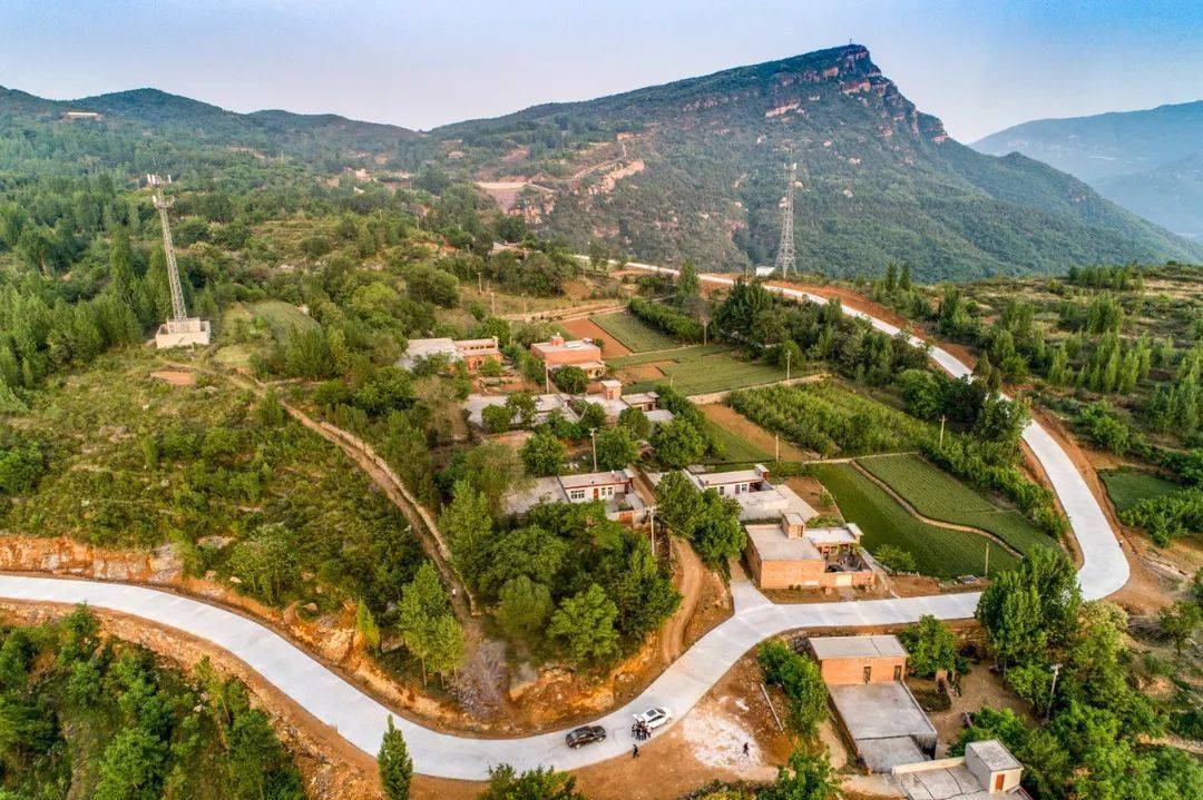 郭庄村位于唐庄镇区西北部,四面环山,九龙潭风景区就位于该村.