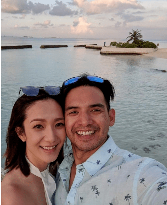 当王君馨默默在港发展事业时,圈外丈夫daniel亦为了王君馨,选择放弃