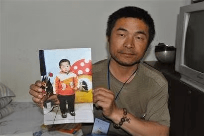 一声声儿子催人泪下郭刚堂一家认亲现场妻子哭成泪人