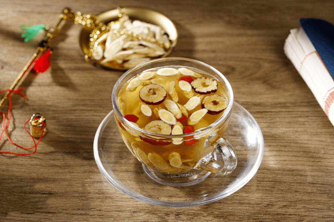 1 黄芪大枣茶材料:黄芪30克,大枣7枚,陈皮3克大枣补气血,养脾胃,陈皮