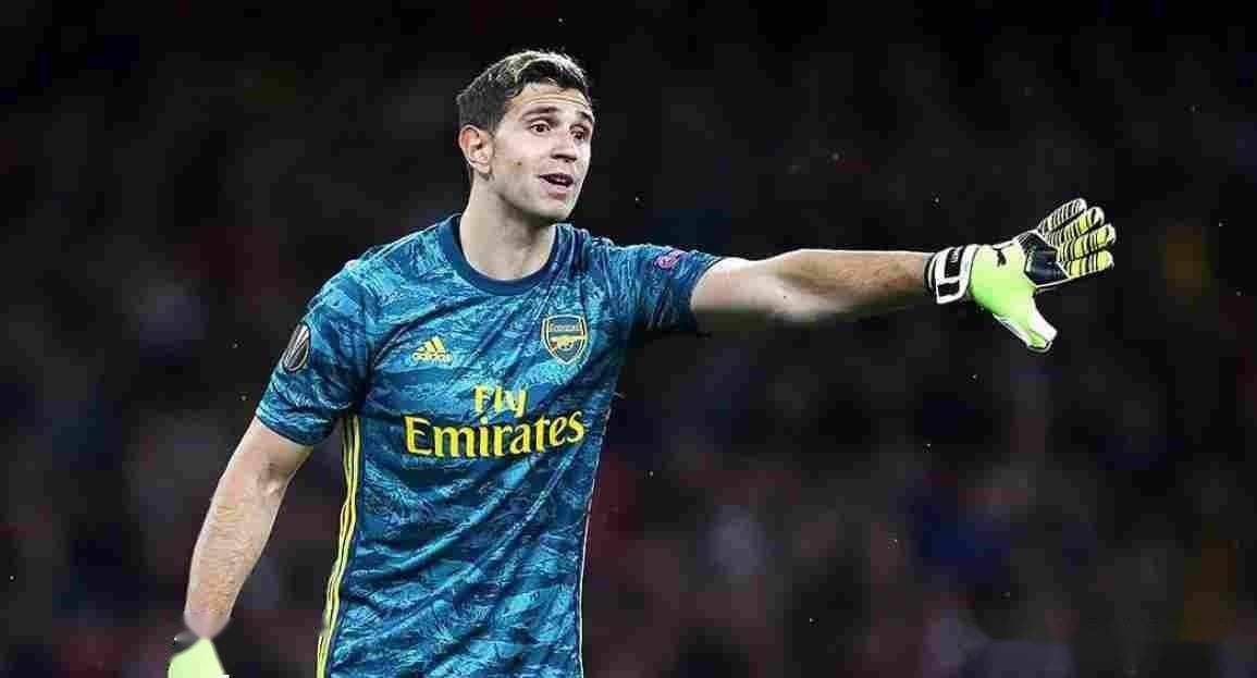 在此期间,阿森纳换过很多首发门将,从阿穆尼亚,什琴斯尼,法比安斯基