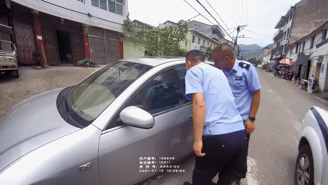 如何把车停到路边台阶上 0511d185bc464ee9a286a1d5df073135.png