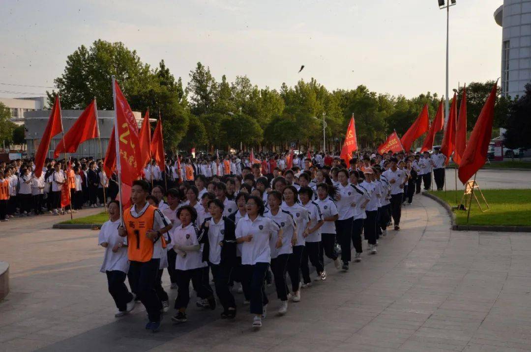 焦作一中举行2022届师生进驻高三仪式暨誓师大会