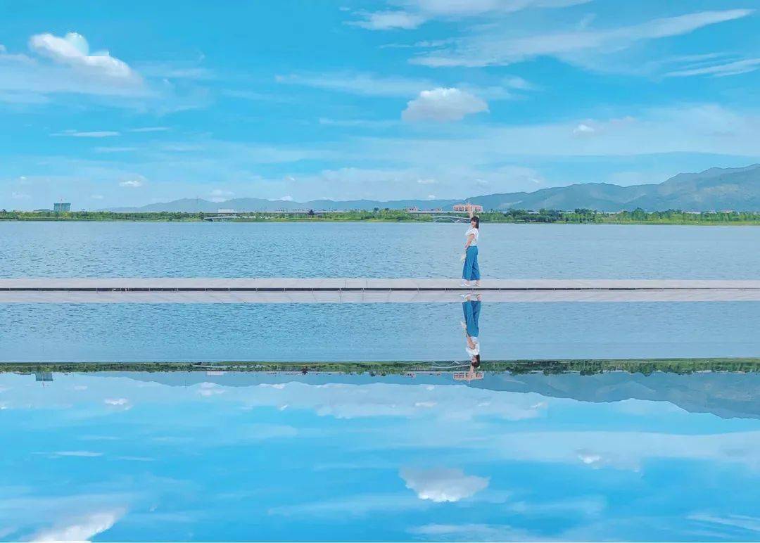 砚阳湖天空之镜图片