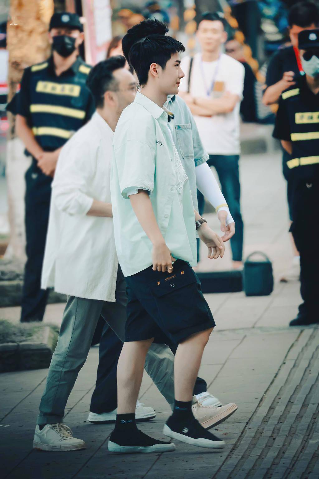 白t少年悄无声息入了谁的梦王一博天天向上自贡外景路透释出