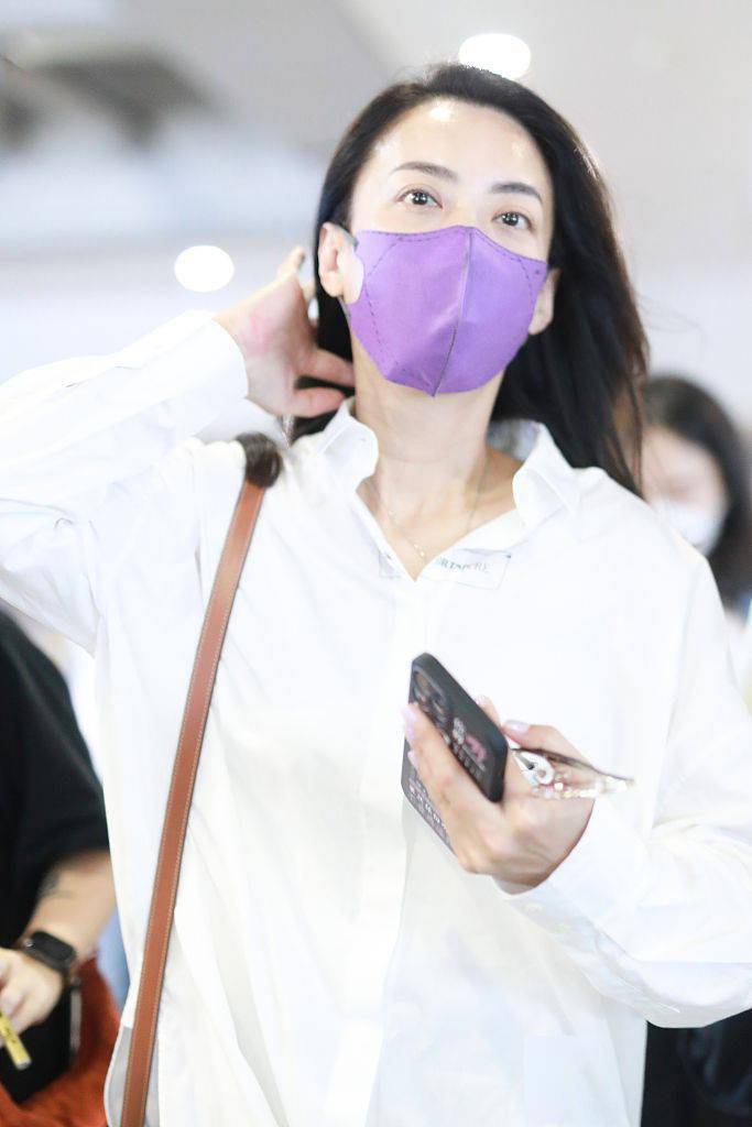 黑长直|霍汶希穿白衬衫肩背Celine挎包 简约干练超级飒