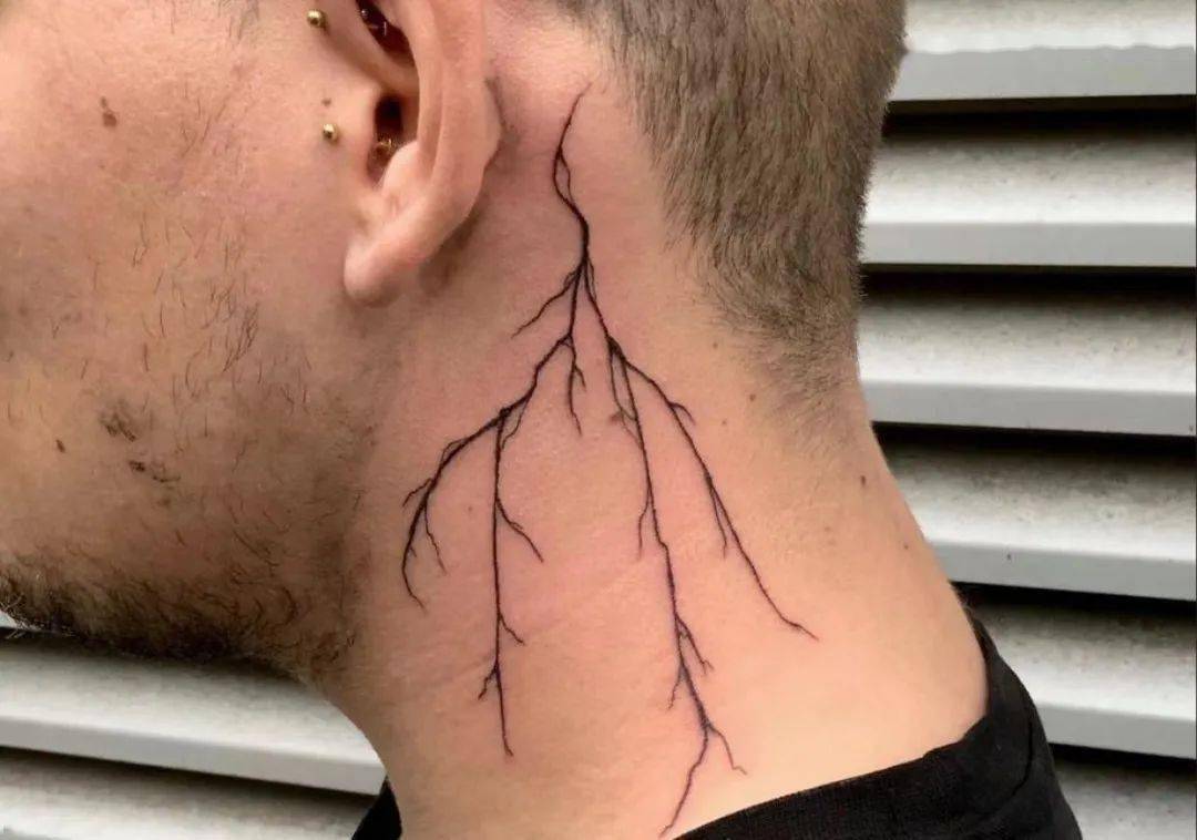 轰隆隆的雷电纹身