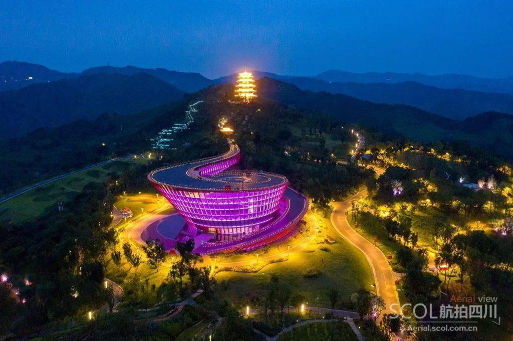 城市之眼璀璨灯火点亮成都龙泉山夜色