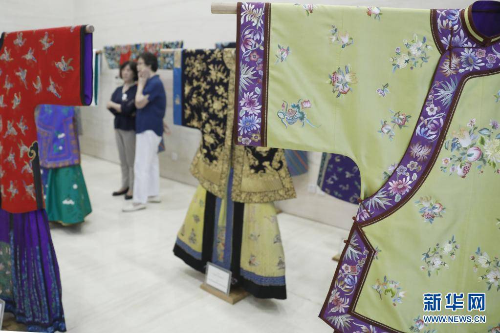 华仪|故宫出版社出版新书《云裳华仪》 展现京绣技艺及中式传统服装之美