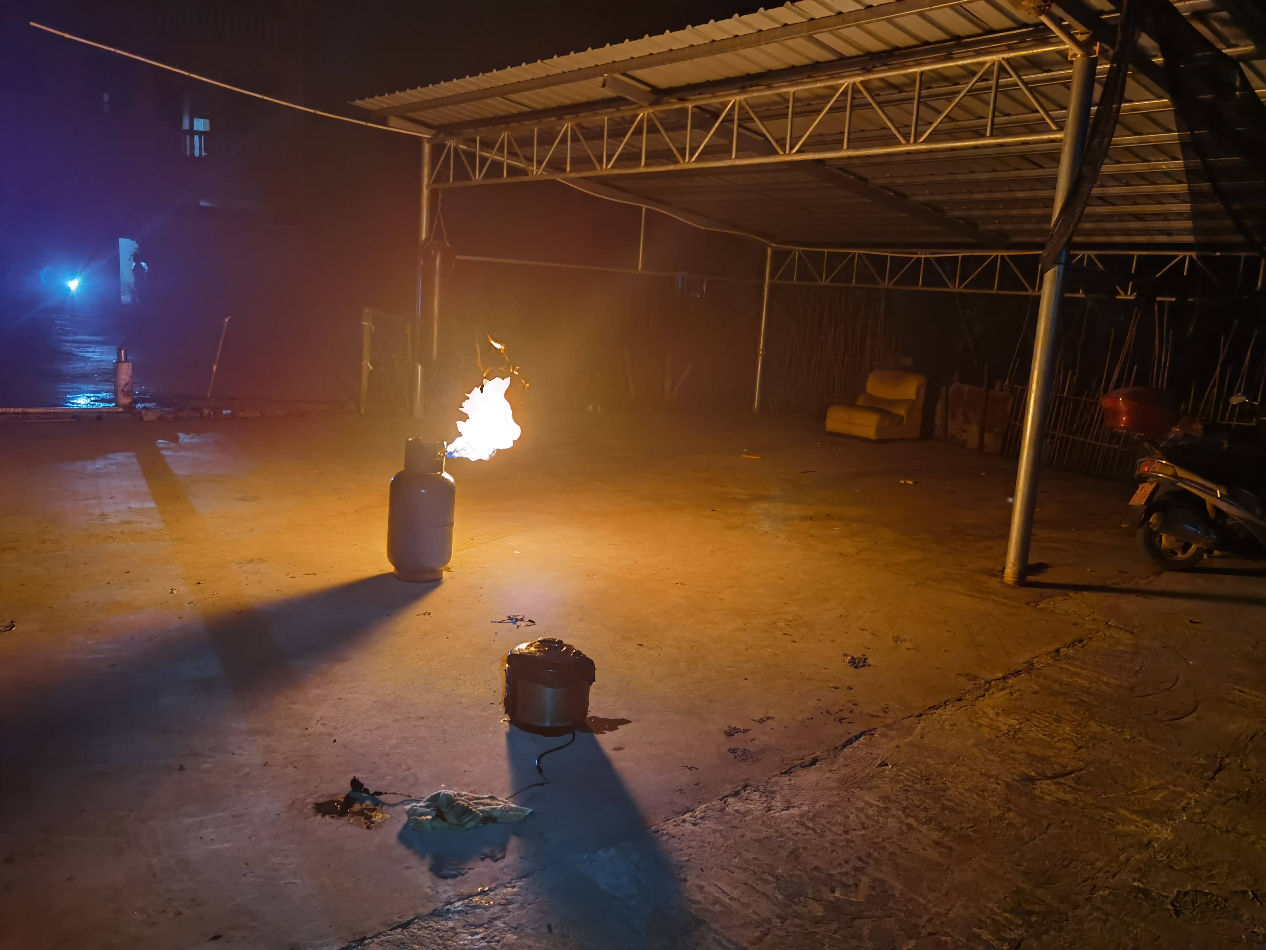 郴州一村民家中起火消防员徒手拎出喷火煤气罐