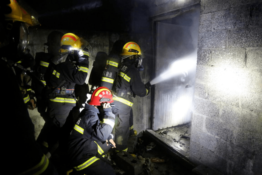 马山一熊孩子玩火,不慎引燃自家房子!_火灾