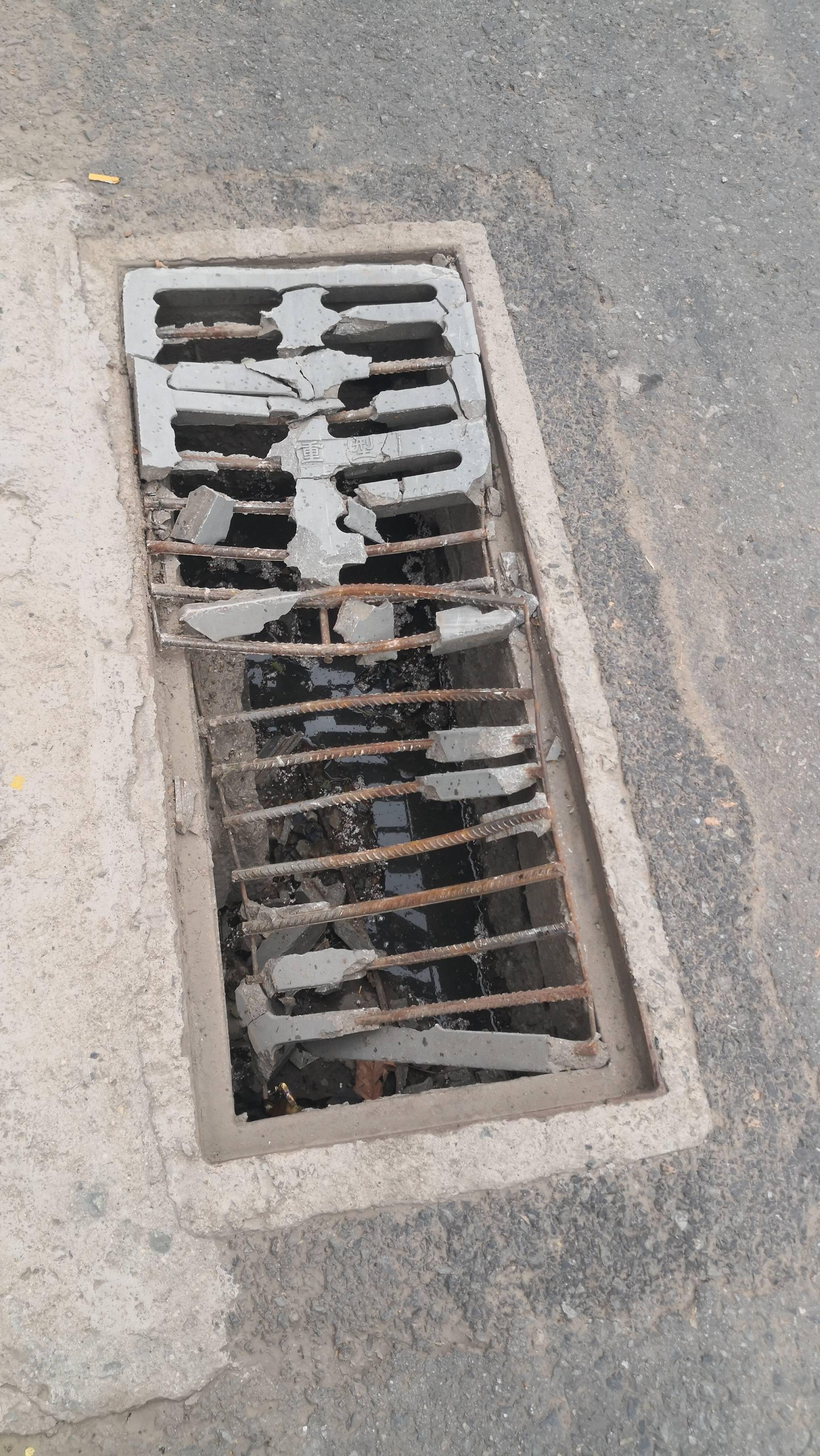 这处雨水排放口马葫芦破损成这个模样了,再不修容易陷车,掉人