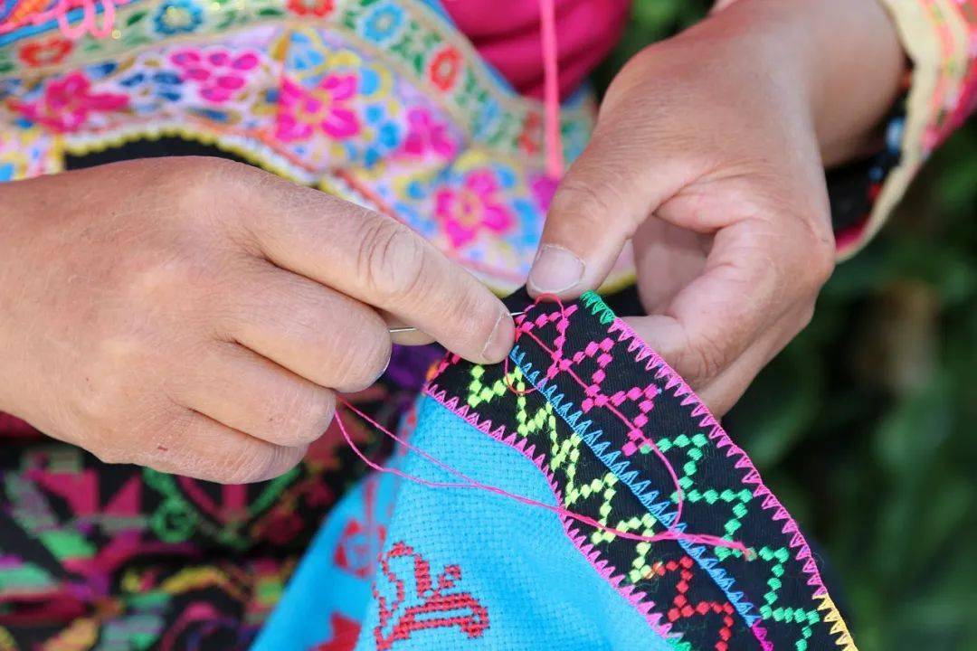 会理县非物质文化遗产之"彝族刺绣技艺"!