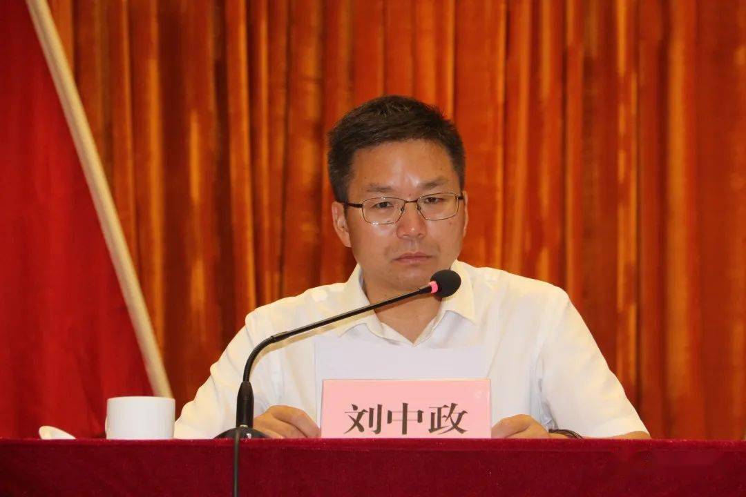 县委书记刘中政,县委副书记袁亭聚,县人大常委会主任张贵平,县委常委