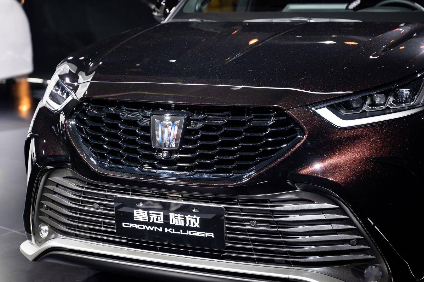 皇冠陆放基于tnga-k架构打造,与广汽丰田汉兰达有所区分,沿用美版