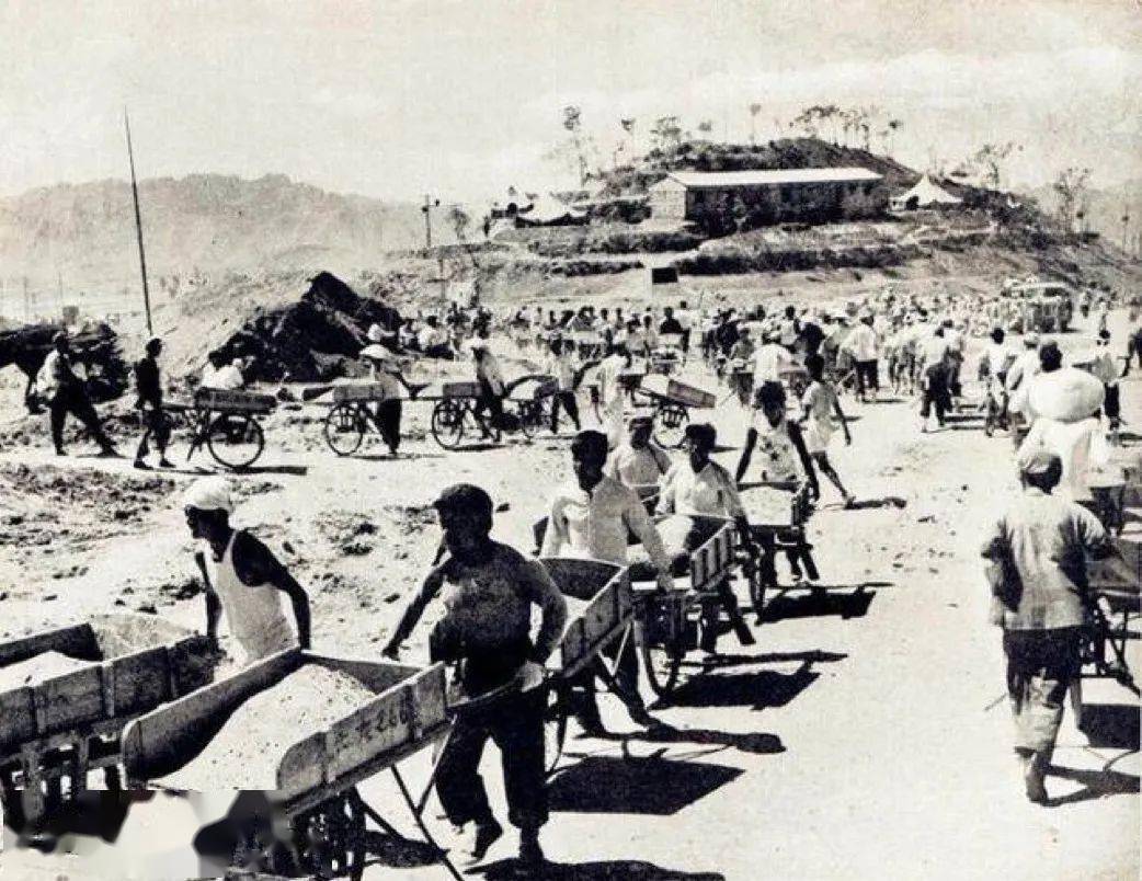 首都各界人民参与了十三陵水库的修建1958年6月30日,北京十三陵水库