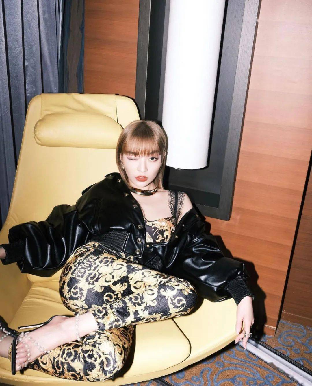 vava连体低胸装惹争议俏皮双马尾一改往日风格被曝成为新说唱导师