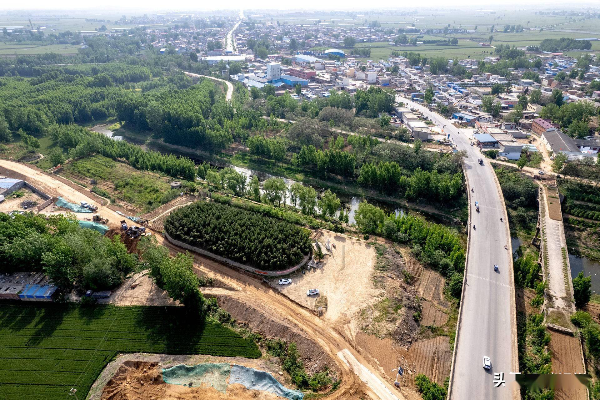 河南省鹤壁市,s305省道(旧)向西过浚县的卫贤镇,向西跨过南流的淇河后