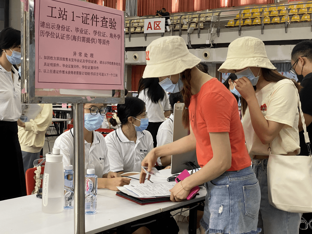 為小萌新的順利入職保駕護航工作人員的一條龍服務發放服裝,廠牌查驗