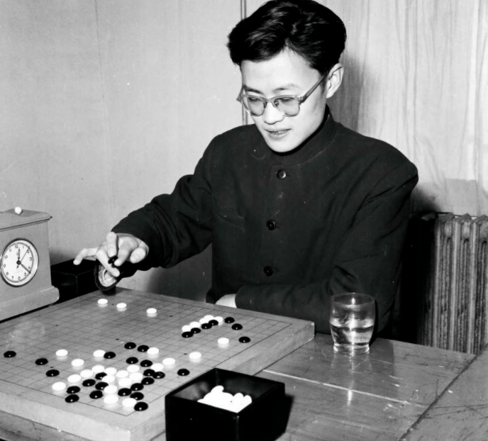 两年后陈祖德又向前跨越了一大步,分先战胜日本九段.