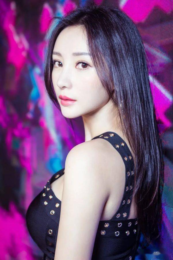 柳岩肤如凝脂面如白玉