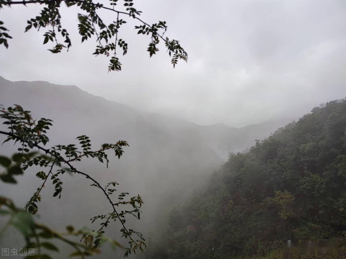 遥思雨后山中景