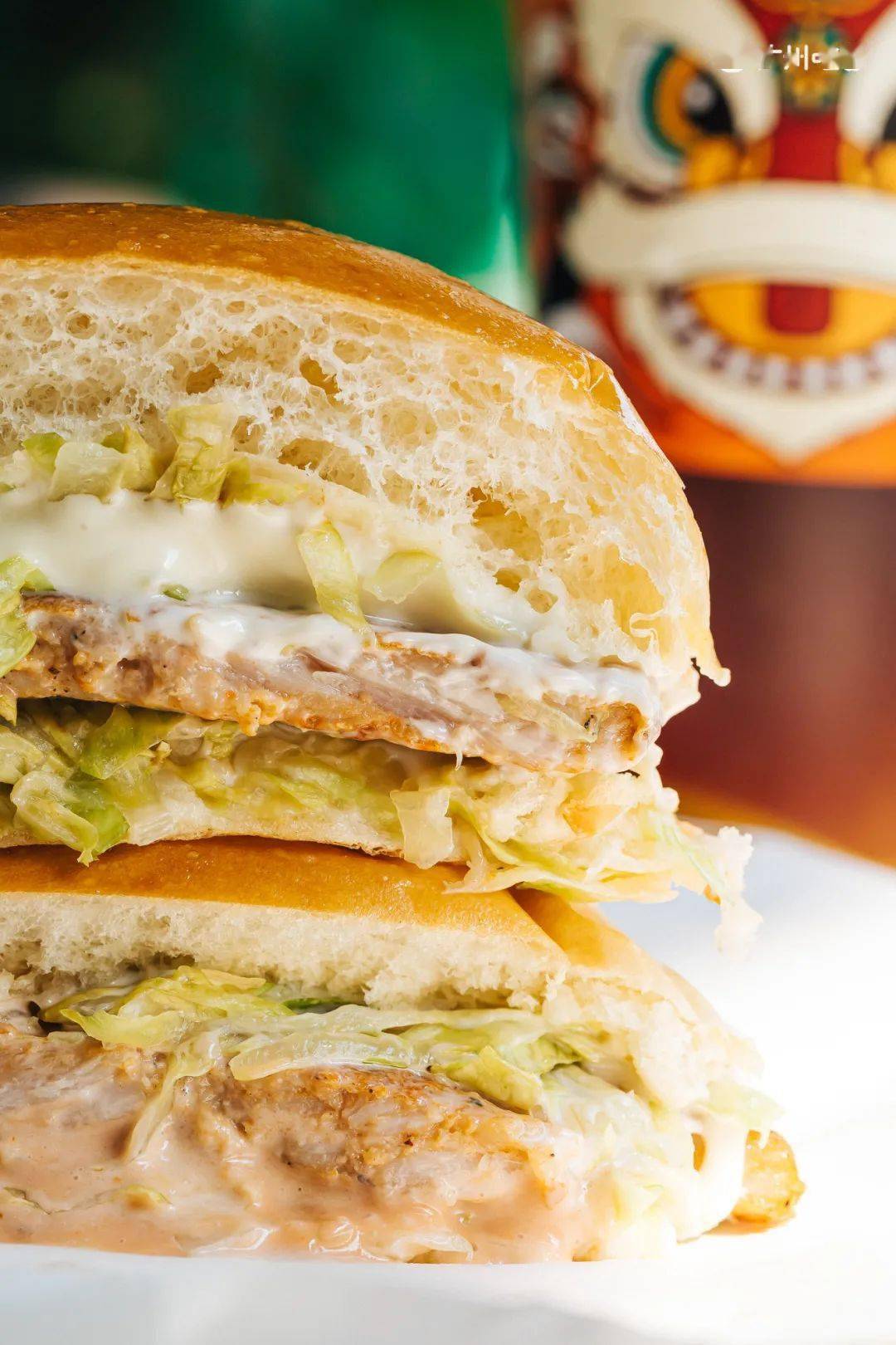 单是面包就有三种款式:香软的餐包,酥到掉渣的菠萝包,口口香脆的燕麦