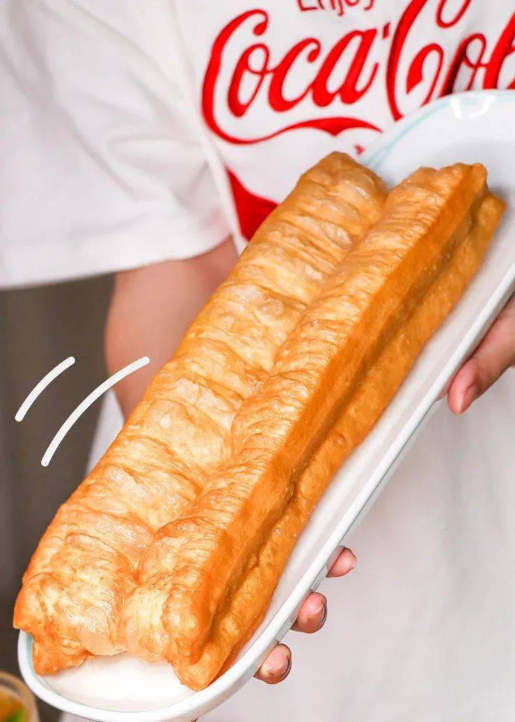 比手臂还长,集酥香脆于一身的大油条,也是搭配酸菜鱼的一把好手!